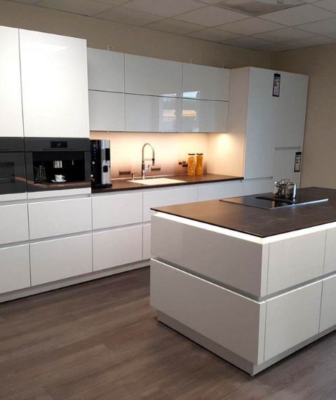 Küche mit Kücheninsel in weiß